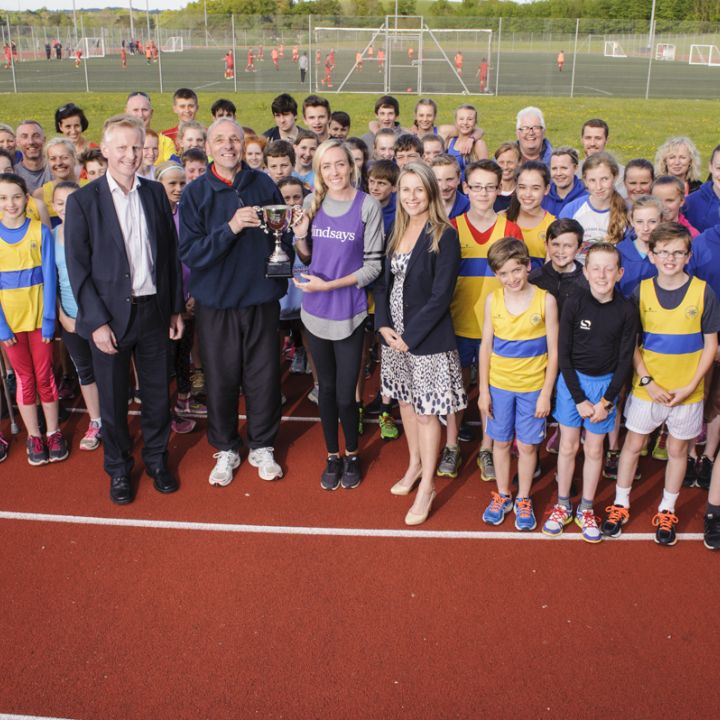 Eilish Mc Colgan Presents The Lindsays Trophy To 2016 Scottish Xc Winners Top