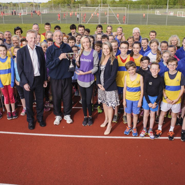 Eilish Mc Colgan Presents The Lindsays Trophy To 2016 Scottish Xc Winners Top 